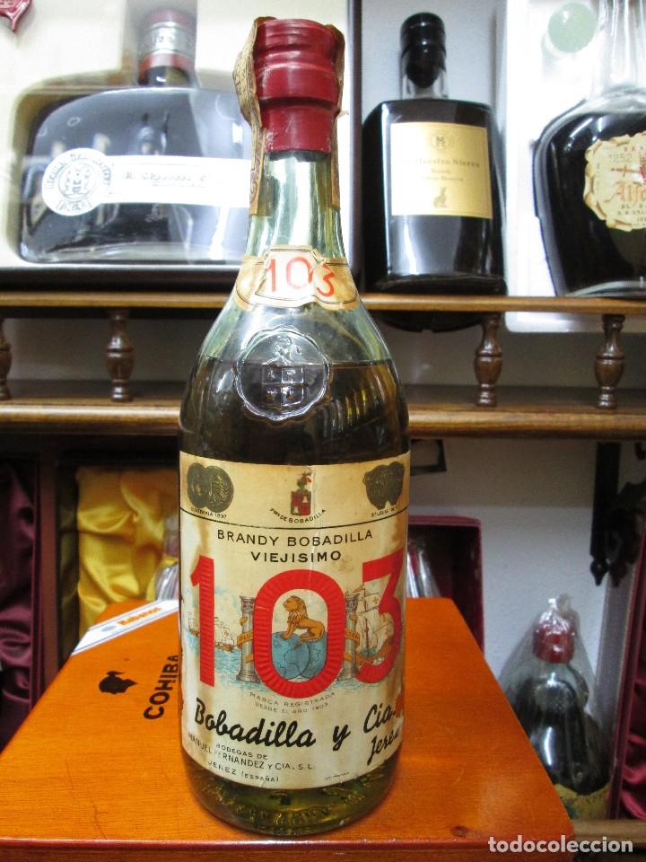 Coleccionismo de vinos y licores: ANTIGUA BOTELLA BRANDY CO&Ntilde;AC,103 VIEJISIMO DE IMPUESTO DE 80 CTS, DECADA 50-60
