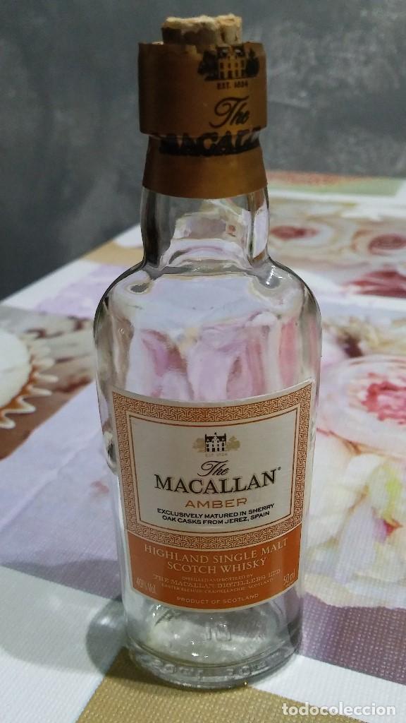 Colecionismo de vinhos e licores: BOTELL&Iacute;N DE VIDRIO VAC&Iacute;O DE WHISKY THE MACALLAN AMBER CON TAP&Oacute;N DE CORCHO - 50 ml. - PESO: 78 GRAMOS