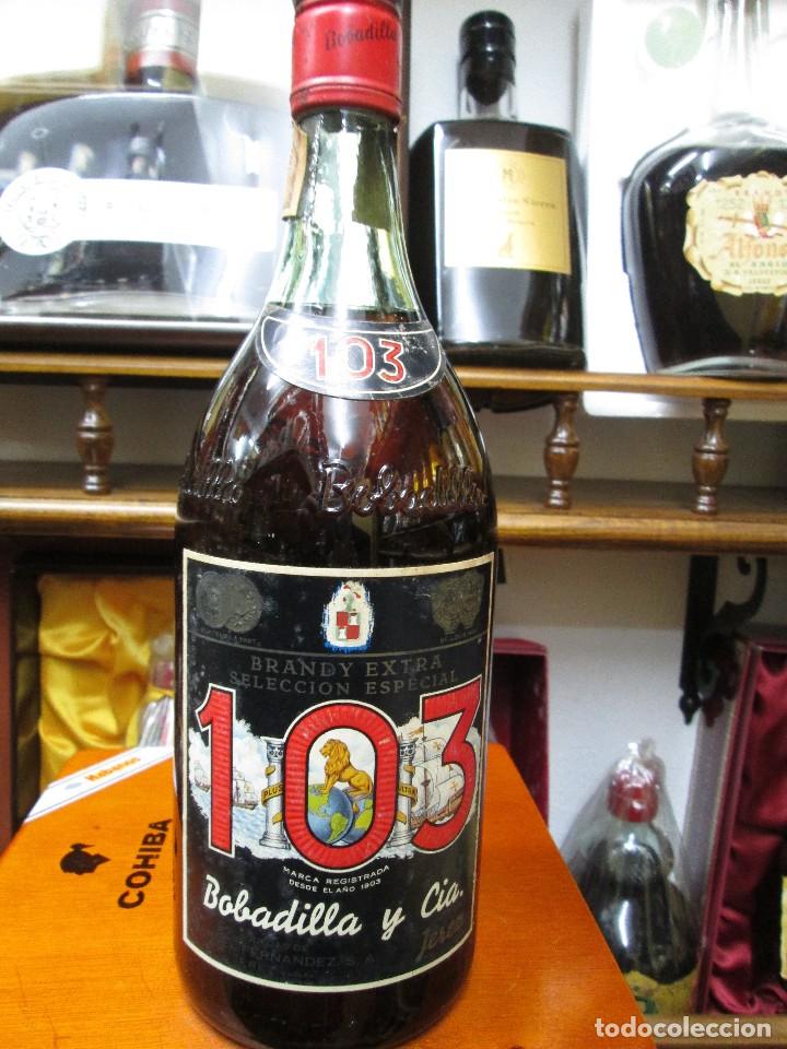 Coleccionismo de vinos y licores: ANTIGUA BOTELLA BRANDY CO&Ntilde;AC, 103 ETIQUETA NEGRA DE BOBADILLA Y CIA IMPUESTO DE 4 PTS.