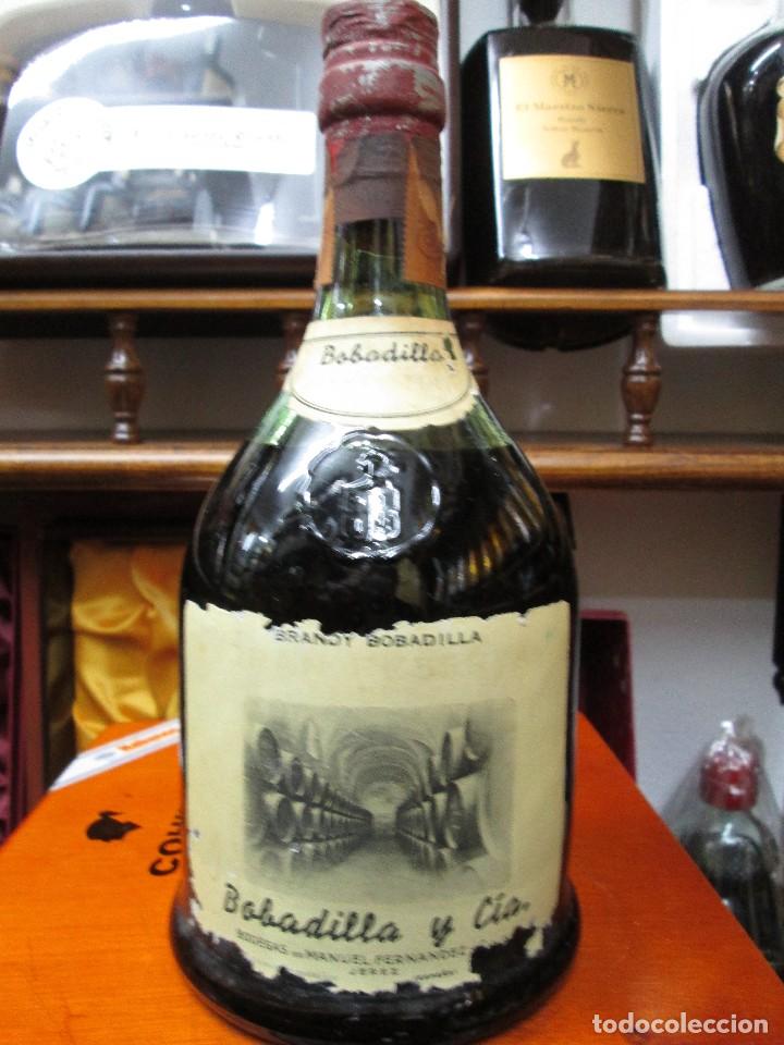 Coleccionismo de vinos y licores: ANTIGUA BOTELLA BRANDY CO&Ntilde;AC, BOBADILLA VIEJISIMO GRAN RESERVA DE IMPUESTO DE 80 CTS, DECADA 50-60