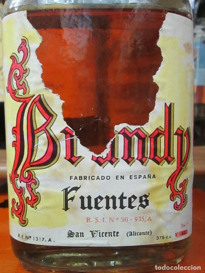 Coleccionismo de vinos y licores: ANTIGUA BOTELLA BRANDY CO&Ntilde;AC, FUENTES DE SAN VICENTE ALICANTE, IMPUESTO DE 4 PTS. DECADA 70-80