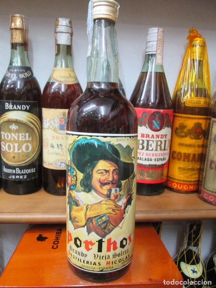 Coleccionismo de vinos y licores: ANTIGUA BOTELLA BRANDY CO&Ntilde;AC, PORTHOS VIEJA SOLERA, IMPUESTO DE 8 PTS, DECADA 80