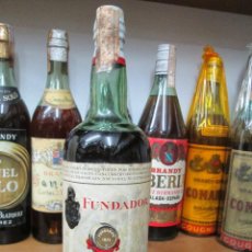 Coleccionismo de vinos y licores: ANTIGUA BOTELLA BRANDY COÑAC, FUNDADOR IMPUESTO DE ALCOHOLES DE 4 PTAS, DECADA 60-70