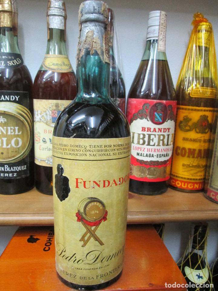Coleccionismo de vinos y licores: ANTIGUA BOTELLA BRANDY CO&Ntilde;AC,FUNDADOR DOBLE ETIQUETA DE IMPUESTO DE 80 CTS. DECADA 50-60