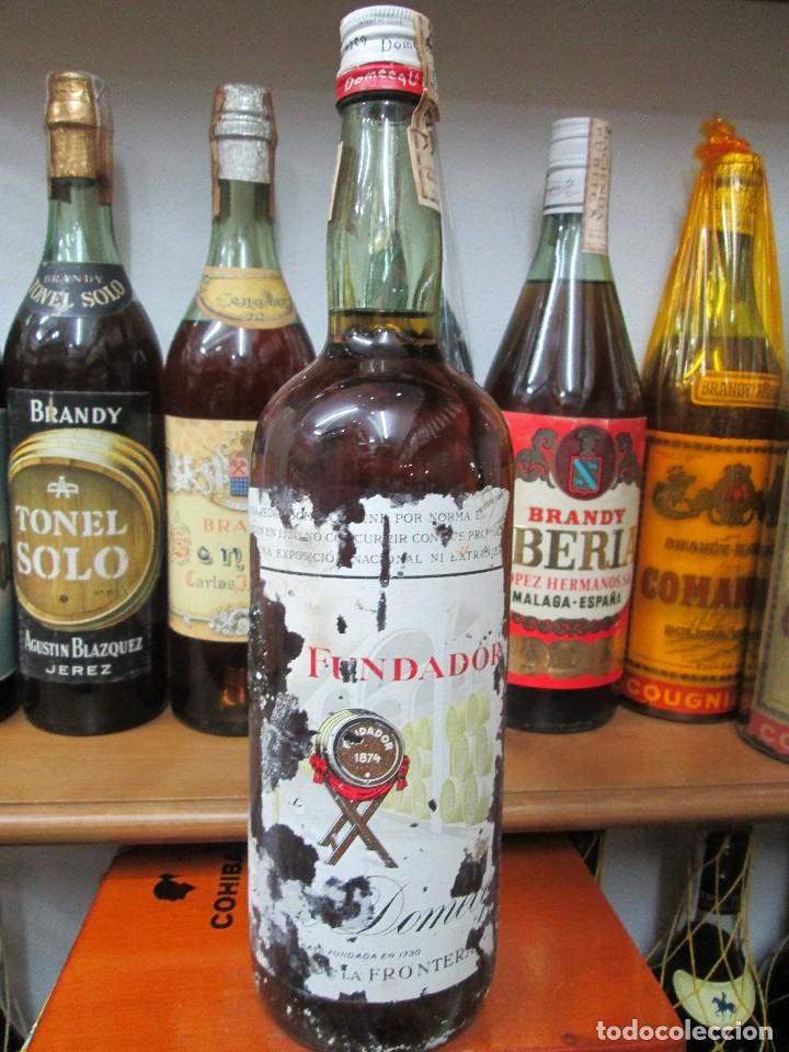 Coleccionismo de vinos y licores: ANTIGUA BOTELLA BRANDY CO&Ntilde;AC, FUNDADOR DE IMPUESTO DE 4 PTS DECADA 70-80