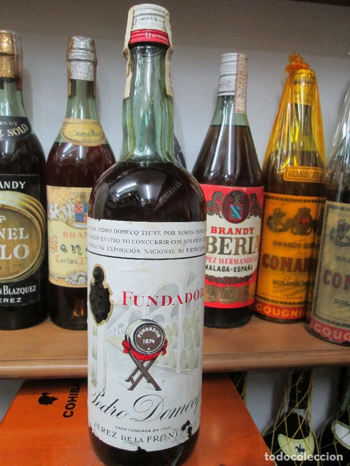 Coleccionismo de vinos y licores: ANTIGUA BOTELLA BRANDY CO&Ntilde;AC, FUNDADOR DE IMPUESTO DE 4 PTS DECADA 70-80