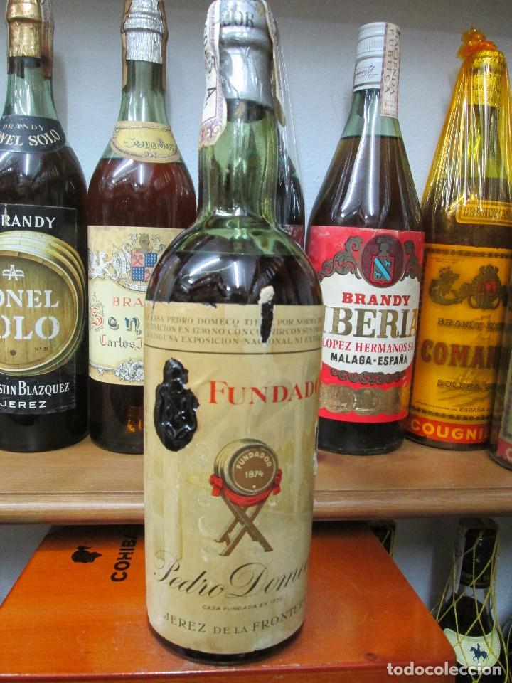 Coleccionismo de vinos y licores: ANTIGUA BOTELLA BRANDY CO&Ntilde;AC, FUNDADOR DOBLE ETIQUETA, DE IMPUESTO DE 80 CTS. DECADA 50-60
