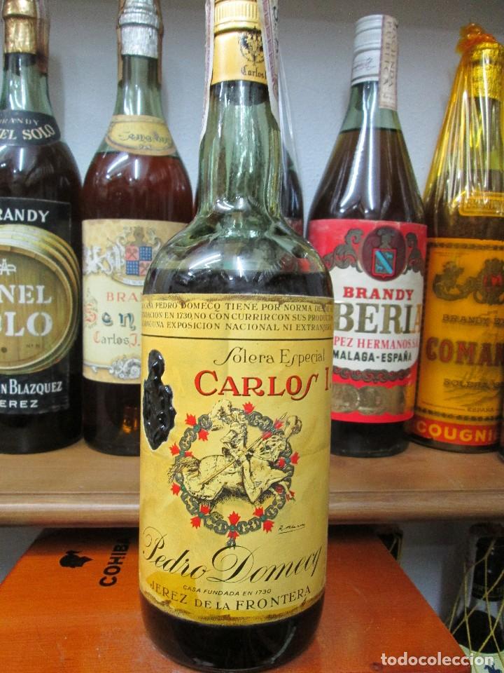 Coleccionismo de vinos y licores: ANTIGUA BOTELLA BRANDY CO&Ntilde;AC, CARLOS I SOLERA ESPECIAL DE IMPUESTO DE 80 CTS. DECADA 50-60