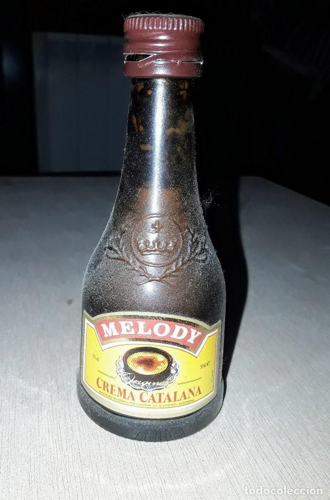 Colecionismo de vinhos e licores: Botella miniatura. LLENA Y CERRADA. Mlody. Crema catalana