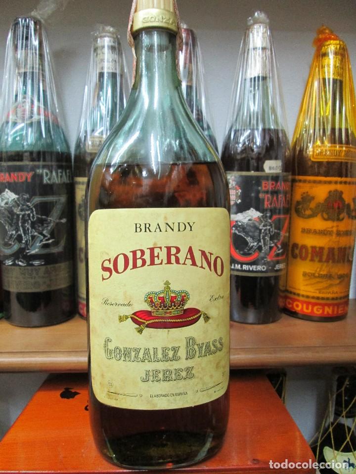 Coleccionismo de vinos y licores: ANTIGUA BOTELLA BRANDY CO&Ntilde;AC, RESERVADO EXTRA, IMPUESTO DE 4 PTS. DECADA 70-80