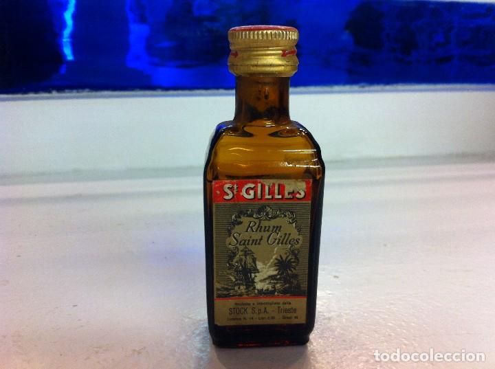 Collection of wines and liquors: BOTELL&Iacute;N (RHUM SAINT GILLES) TRIESTE, ITALIA. ALTURA: 9cm. BOTELLA CASI LLENA