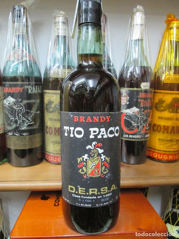 Coleccionismo de vinos y licores: ANTIGUA BOTELLA BRANDY CO&Ntilde;AC, TIO PACO DE RUTE IMPUESTOS DE 8 PTS. DECADA 80-90