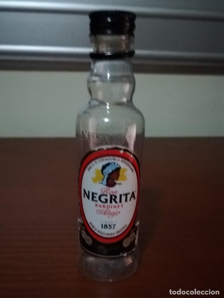 Coleccionismo de vinos y licores: BOTELL&Iacute;N DE PL&Aacute;STICO VAC&Iacute;O DE RON NEGRITA BARDINET A&Ntilde;EJO - 5 CL. - PESO: 12 GRAMOS