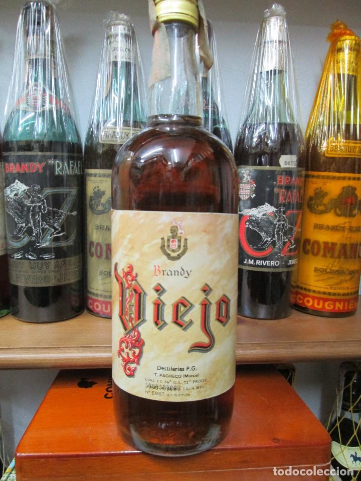 Coleccionismo de vinos y licores: ANTIGUA BOTELLA BRANDY CO&Ntilde;AC, VIEJO DE IMPUESTO DE 4 PTS, DECADA 70-80 TORREPACHECO MURCIA