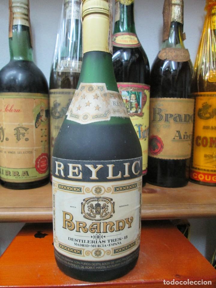 Coleccionismo de vinos y licores: ANTIGUA BOTELLA BRANDY CO&Ntilde;AC,REYLIC IMPUESTO DE 4 PTS. DECADA 70-80- DESTILERIAS TRES-15