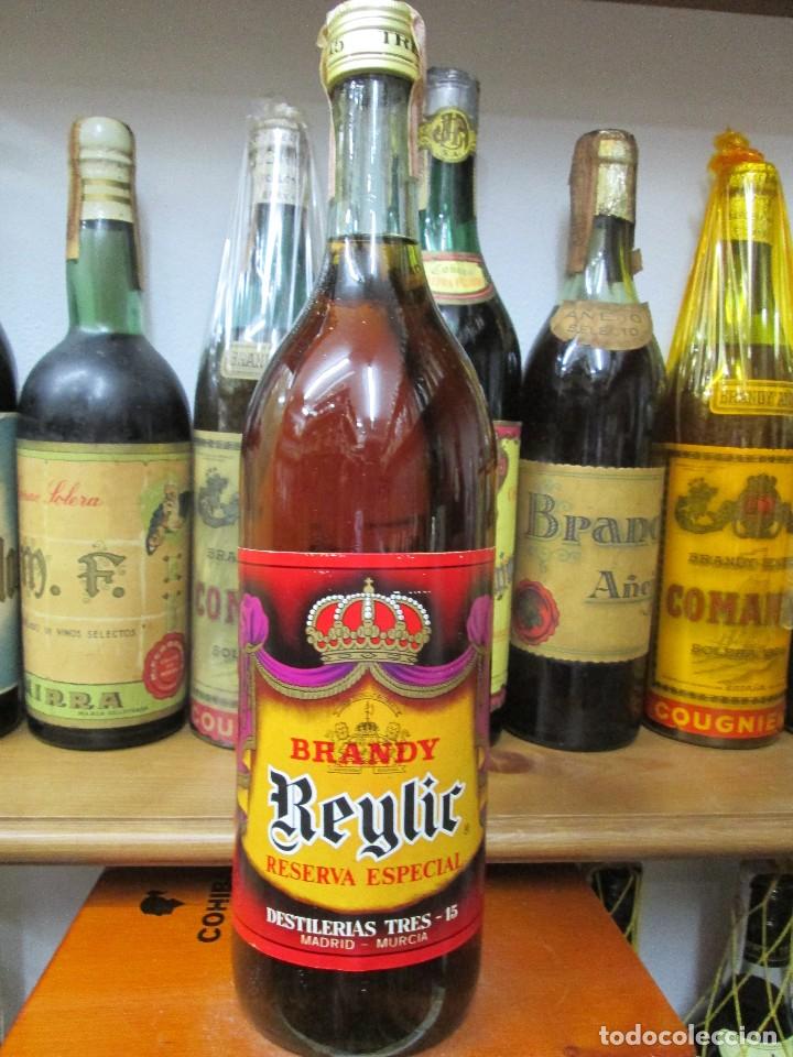 Coleccionismo de vinos y licores: ANTIGUA BOTELLA BRANDY CO&Ntilde;AC, REYLIC DESTILERIAS TRES-15, IMPUESTO DE 4 PTS, DECADA 70-80