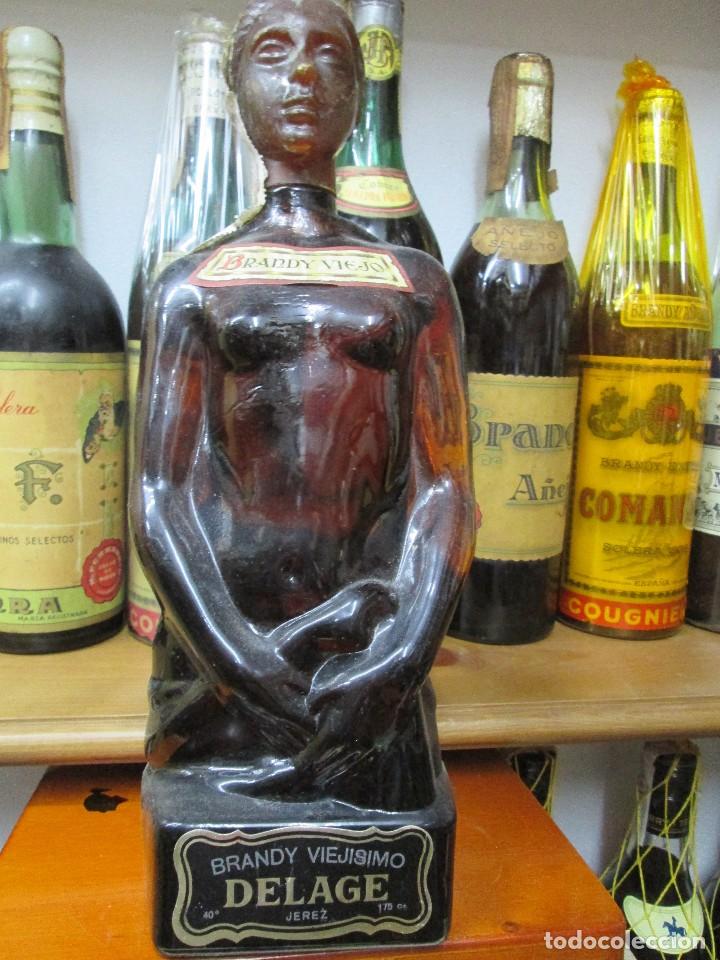 Coleccionismo de vinos y licores: ANTIGUA BOTELLA BRANDY CO&Ntilde;AC, DELAGE BRANDY VIEJO DE IMPUESTO DE 80 CTS. DECADA 50-60