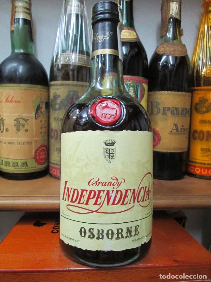 Coleccionismo de vinos y licores: ANTIGUA BOTELLA BRANDY CO&Ntilde;AC, INDEPENDENCIA DE OSBORNE IMPUESTO DE 8 PTS. DECADA 80-90