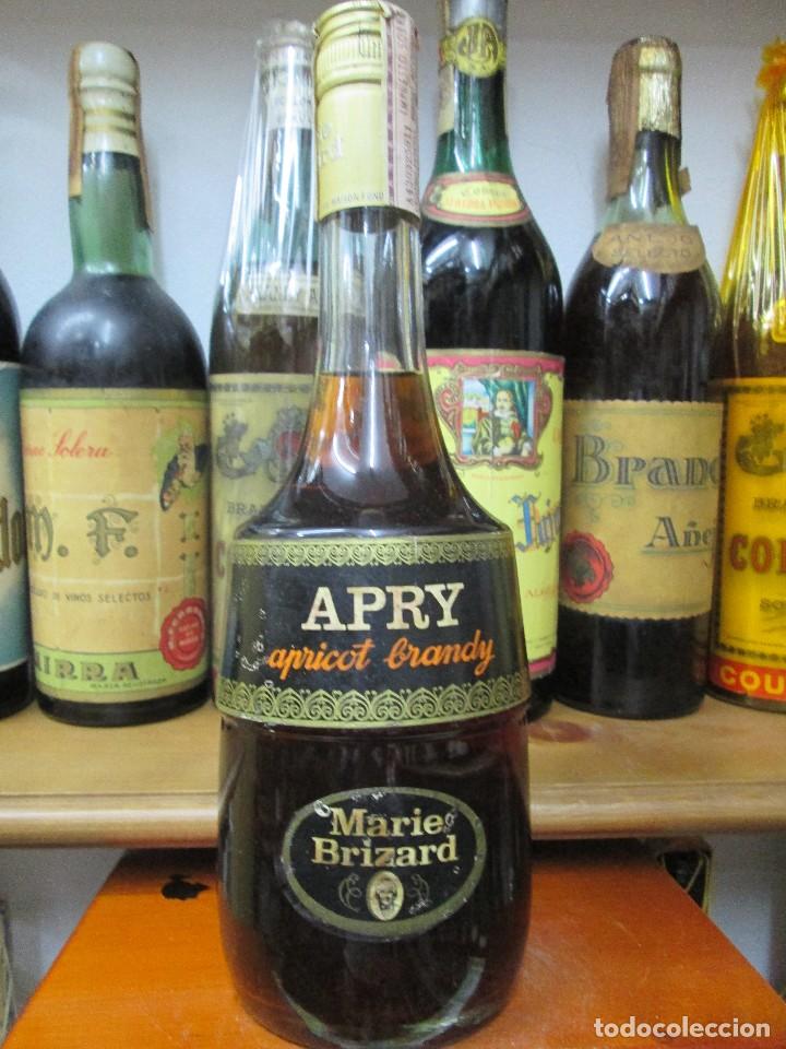 Coleccionismo de vinos y licores: ANTIGUA BOTELLA BRANDY CO&Ntilde;AC, APRY DE APRICOT DE IMPUESTO DE 4 PTS. DECADA 70-80