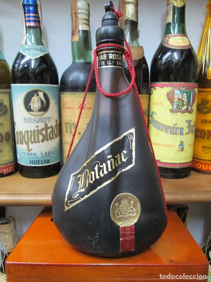 Coleccionismo de vinos y licores: ANTIGUA BOTELLA BRANDY CO&Ntilde;AC, BOTA&Ntilde;AC DESTILERIAS ROGINE S.A. IMPUESTO DE 4 PTS. DECADA 70-80