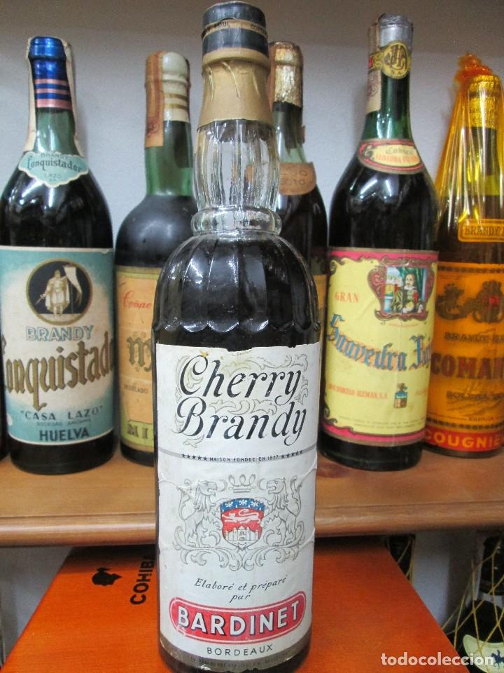 Coleccionismo de vinos y licores: ANTIGUA BOTELLA BRANDY CO&Ntilde;AC,CHERRY BRANDY BARDINET BORDEAUX IMPUESTO DE 80 CTS. DECADA 50-60