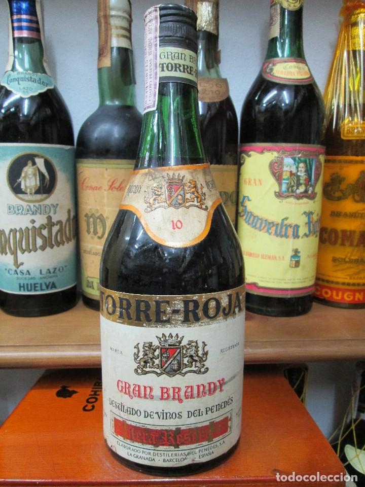 Coleccionismo de vinos y licores: ANTIGUA BOTELLA BRANDY CO&Ntilde;AC, TORRE ROJA SOLERA RESERVA IMPUESTO DE 4 PTS DECADA 70-80