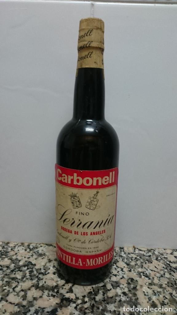 Coleccionismo de vinos y licores: ANTIGUA BOTELLA CARBONELL SERRANIA BODEGA DE LOS ANGELES MONTILLA - MORILLES
