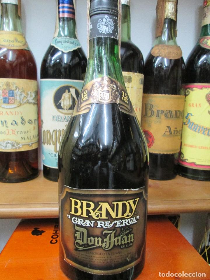 Coleccionismo de vinos y licores: ANTIGUA BOTELLA BRANDY CO&Ntilde;AC, DON JUAN GRAN RESERVA LUXE 12 A&Ntilde;OS, IMPUESTO DE 4 PTS. DECADA 70-80