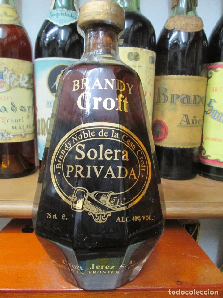 Coleccionismo de vinos y licores: ANTIGUA BOTELLA BRANDY CO&Ntilde;AC, CROFT SOLERA PRIVADA DE IMPUESTO DE 8 PTS. DECADA 80-90