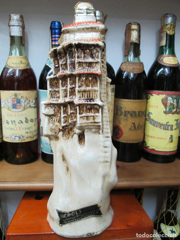 Coleccionismo de vinos y licores: ANTIGUA BOTELLA BRANDY CO&Ntilde;AC,CASAS COLGANTES DE CUENCA BEBIDA DERIVADA DE ALCOHOLES IMPUESTO DE 8 PT