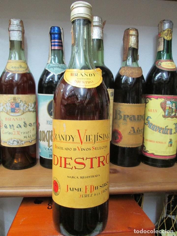 Coleccionismo de vinos y licores: ANTIGUA BOTELLA BRANDY CO&Ntilde;AC, DIESTRO VIEJISIMO DE IMPUESTO DE 4 PTS. DECADA 70-80