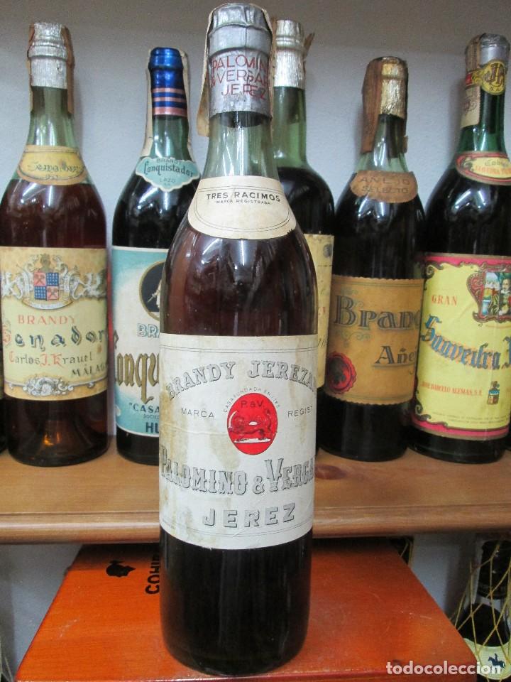 Coleccionismo de vinos y licores: ANTIGUA BOTELLA BRANDY CO&Ntilde;AC, TRES RACIMOS DE IMPUESTO DE 4 PTS. DECADA 70-80