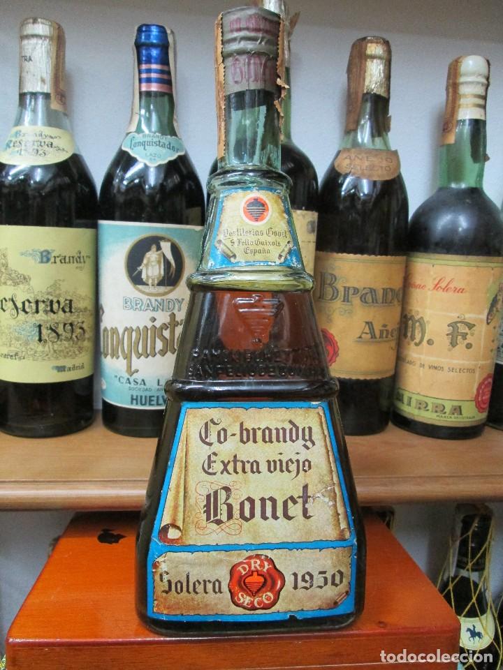Coleccionismo de vinos y licores: ANTIGUA BOTELLA BRANDY CO&Ntilde;AC, BONET EXTRA VIEJO SOLERA DE 1950 DE IMPUESTO DE 4 PTS DECADA 70-80
