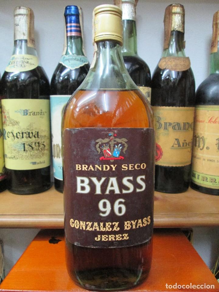 Coleccionismo de vinos y licores: ANTIGUA BOTELLA BRANDY CO&Ntilde;AC, BYASS 96 BRANDY SECO, IMPUESTO DE 80 CTS, DECADA 50-60