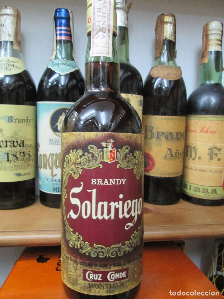 Coleccionismo de vinos y licores: ANTIGUA BOTELLA BRANDY CO&Ntilde;AC, SOLARIEGO CRUZ CONDE MONTILLA IMPUESTO DE 4 PTS, DECADA 70-80