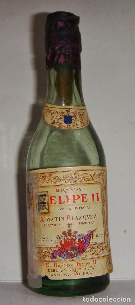 Coleccionismo de vinos y licores: BOTELLIN DE BRANDY DE JEREZ FELIPE II. BODEGA AGUSTIN BLAZQUEZ. JEREZ DE LA FRONTERA. TIMBRE DE 4