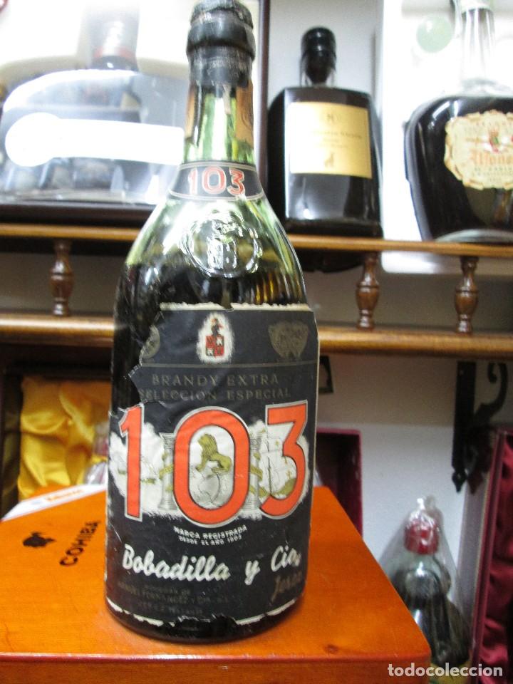 Coleccionismo de vinos y licores: ANTIGUA BOTELLA BRANDY CO&Ntilde;AC,103 ETIQUETA NEGRA EXTRA SELECCI&Ograve;N ESPECIAL IMPUESTO DE 80 CTS.