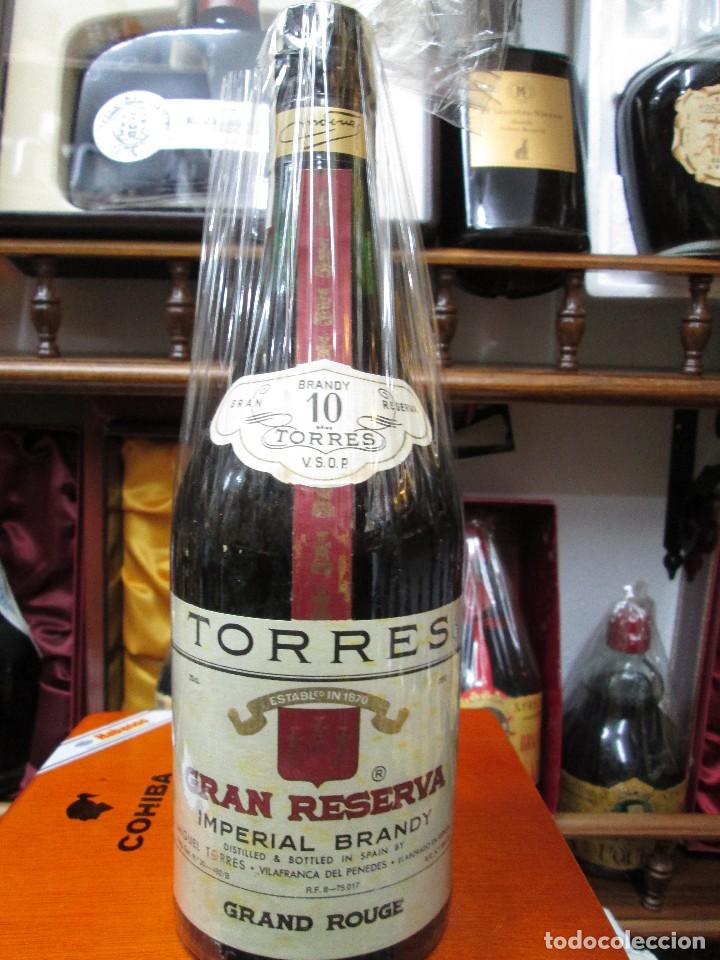 Coleccionismo de vinos y licores: ANTIGUA BOTELLA BRANDY CO&Ntilde;AC, TORRES 10 V.S.O.P GRAND ROUGE, IMPUESTO DE 8 PTS, DECADA 80-90