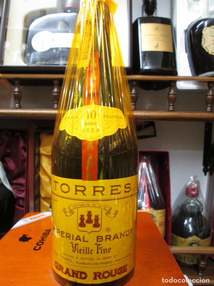 Coleccionismo de vinos y licores: ANTIGUA BOTELLA BRANDY CO&Ntilde;AC,TORRES 10 V.S.O.P. IMPERIAL GRAND ROUGE IMPUESTO DE 4 PTS. DECADA 70-80