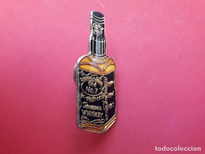 Coleccionismo de vinos y licores: PIN BOTELLA WHISKY WHISKIE JAKS DANIELD'S PINS PINES