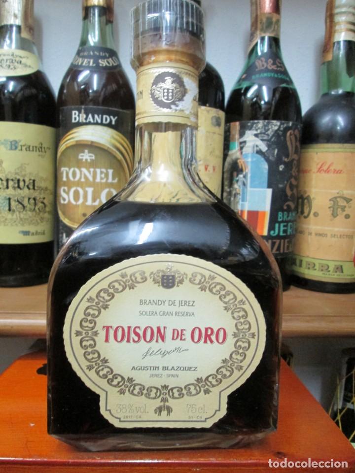 Coleccionismo de vinos y licores: ANTIGUA BOTELLA BRANDY CO&Ntilde;AC, TOIS&Ograve;N DE ORO, SOLERA GRAN RESERVA , IMPUESTO DE 8 PTS, DECADA 80.90