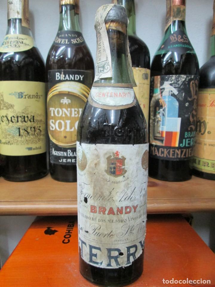 Coleccionismo de vinos y licores: ANTIGUA BOTELLA BRANDY CO&Ntilde;AC,CENTENARIO TERRY, IMPUESTO DE 40 CTS, DECADA 50-60 1/2 LITRO