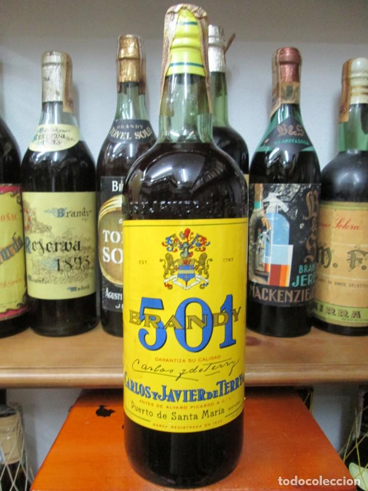 Coleccionismo de vinos y licores: ANTIGUA BOTELLA BRANDY CO&Ntilde;AC, 501 AMARILLA, DE IMPUESTO DE 80 CTS. DECADA 50-60- 1 LITRO