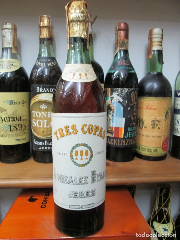 Coleccionismo de vinos y licores: ANTIGUA BOTELLA BRANDY CO&Ntilde;AC, TRES COPAS DE IMPUESTO DE 80 CTS. DECADA 50-60 VIEJO