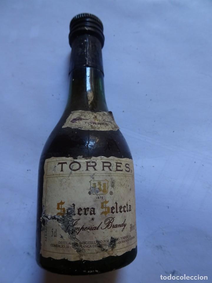 Coleccionismo de vinos y licores: ANTIGUO BOTELL&Iacute;N DE BRANDY TORRES SOLERA SELECTA, VER FOTOS