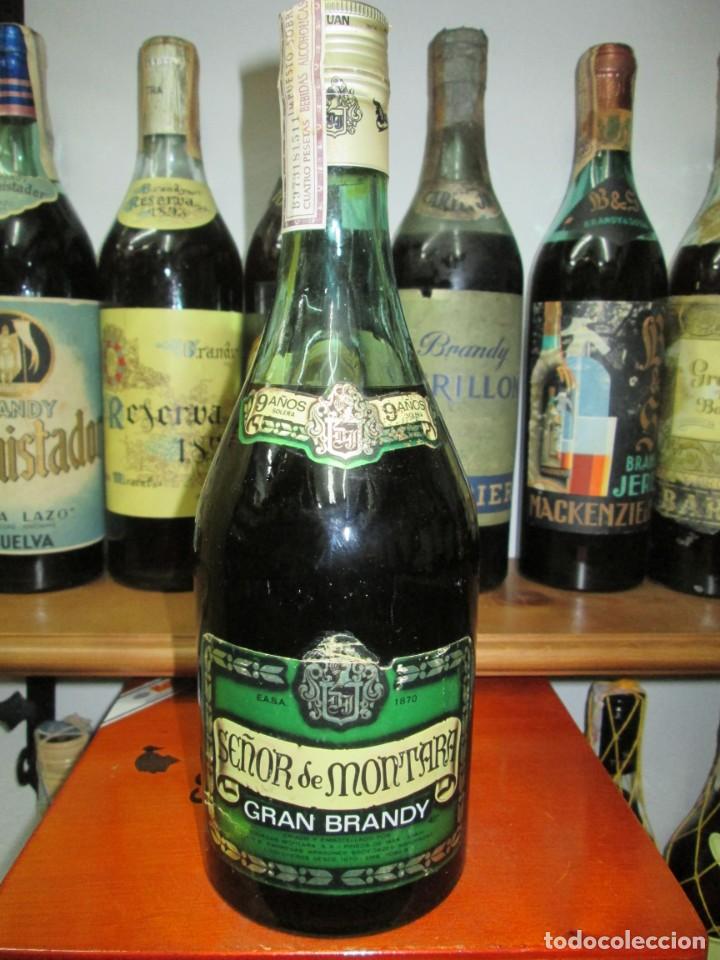 Coleccionismo de vinos y licores: ANTIGUA BOTELLA BRANDY CO&Ntilde;AC, SE&Ntilde;OR DE MONTARA GRAN BRANDY, IMPUESTO DE 4 PTS. DECADA DE LOS 70-80