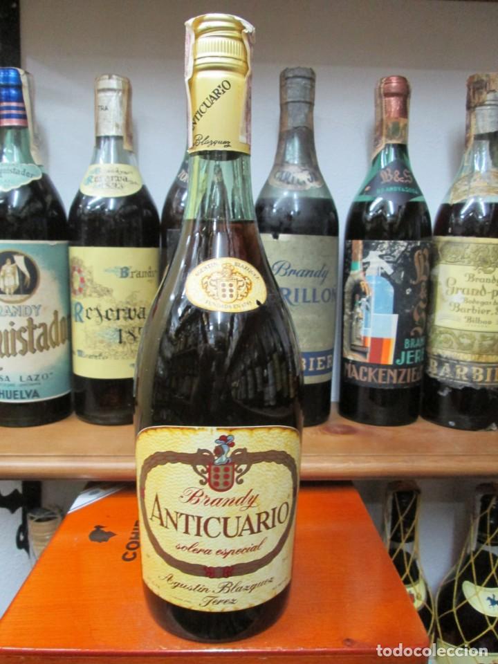 Coleccionismo de vinos y licores: ANTIGUA BOTELLA BRANDY CO&Ntilde;AC, ANTICUARIO SOLERA ESPECIAL, IMPUESTO DE 4 PTS. DECADA 70-80