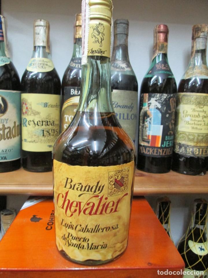 Coleccionismo de vinos y licores: ANTIGUA BOTELLA BRANDY CO&Ntilde;AC, CHEVALIER DE LUIS CABALLERO,  IMPUESTO DE 4 PTS. DECADA 70-80