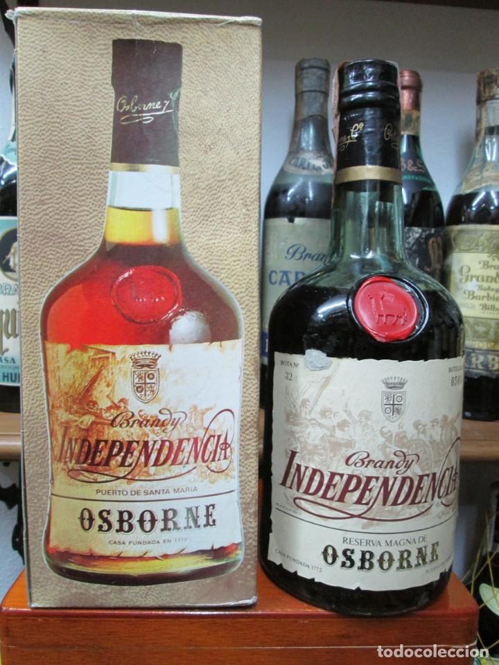 Coleccionismo de vinos y licores: ANTIGUA BOTELLA BRANDY CO&Ntilde;AC, INDEPENDENCIA RESERVA MAGNA, MUY BUENO, IMPUESTO DE 4 PTS.