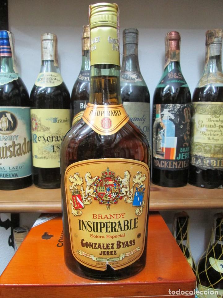 Coleccionismo de vinos y licores: ANTIGUA BOTELLA BRANDY CO&Ntilde;AC, INSUPERABLE DE GONZALEZ BYASS, IMPUESTO DE 4 PTS, DECADA 70-80